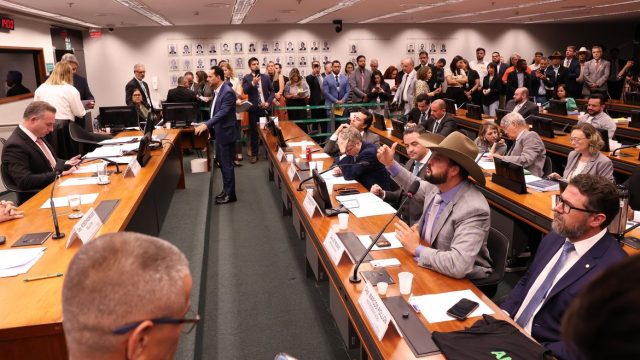 Conselho de Ética suspende três deputados por motim na Câmara