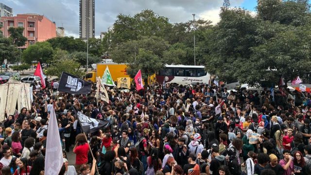 Em ato na capital paulista, estudantes criticam políticas educacionais