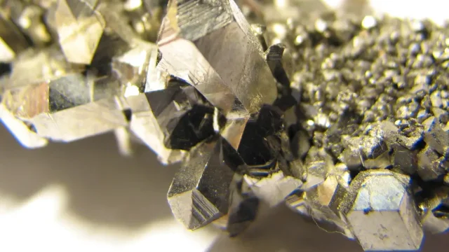 Brasil tem “vazio estratégico” em minerais críticos, diz especialista